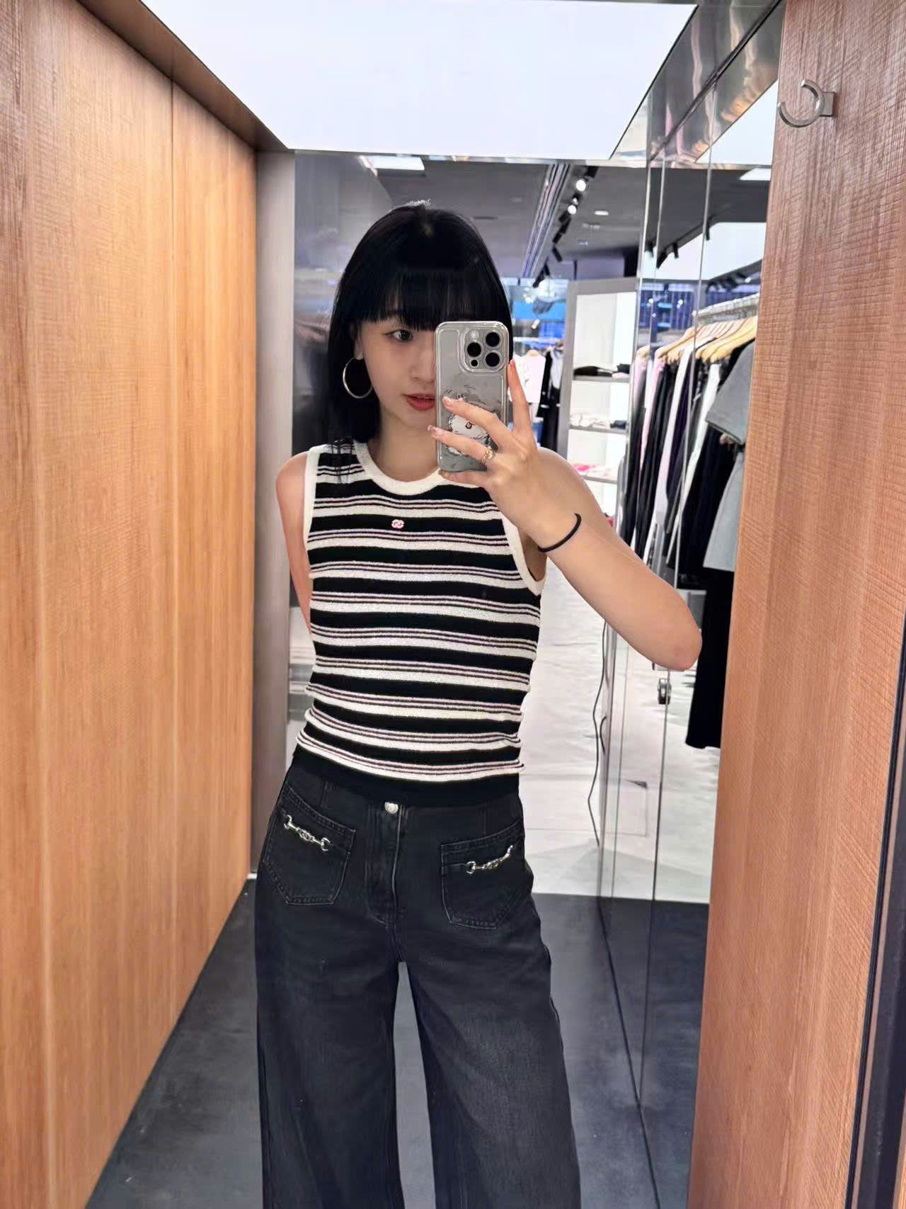  Áo tanktop trắng đen kẻ ngang,logo hồng 