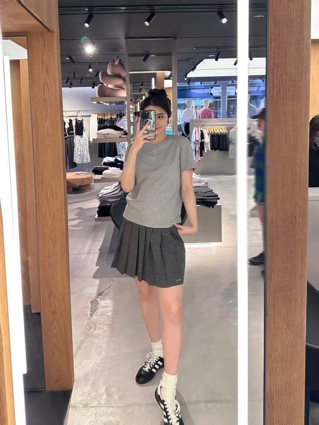  Chân váy ngắn ghi xếp ly kẻ logo 