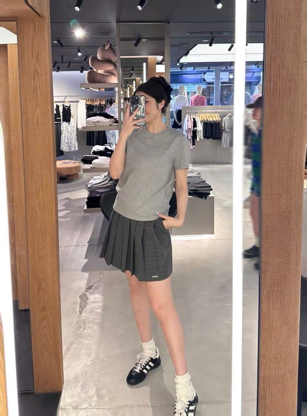  Chân váy ngắn ghi xếp ly kẻ logo 