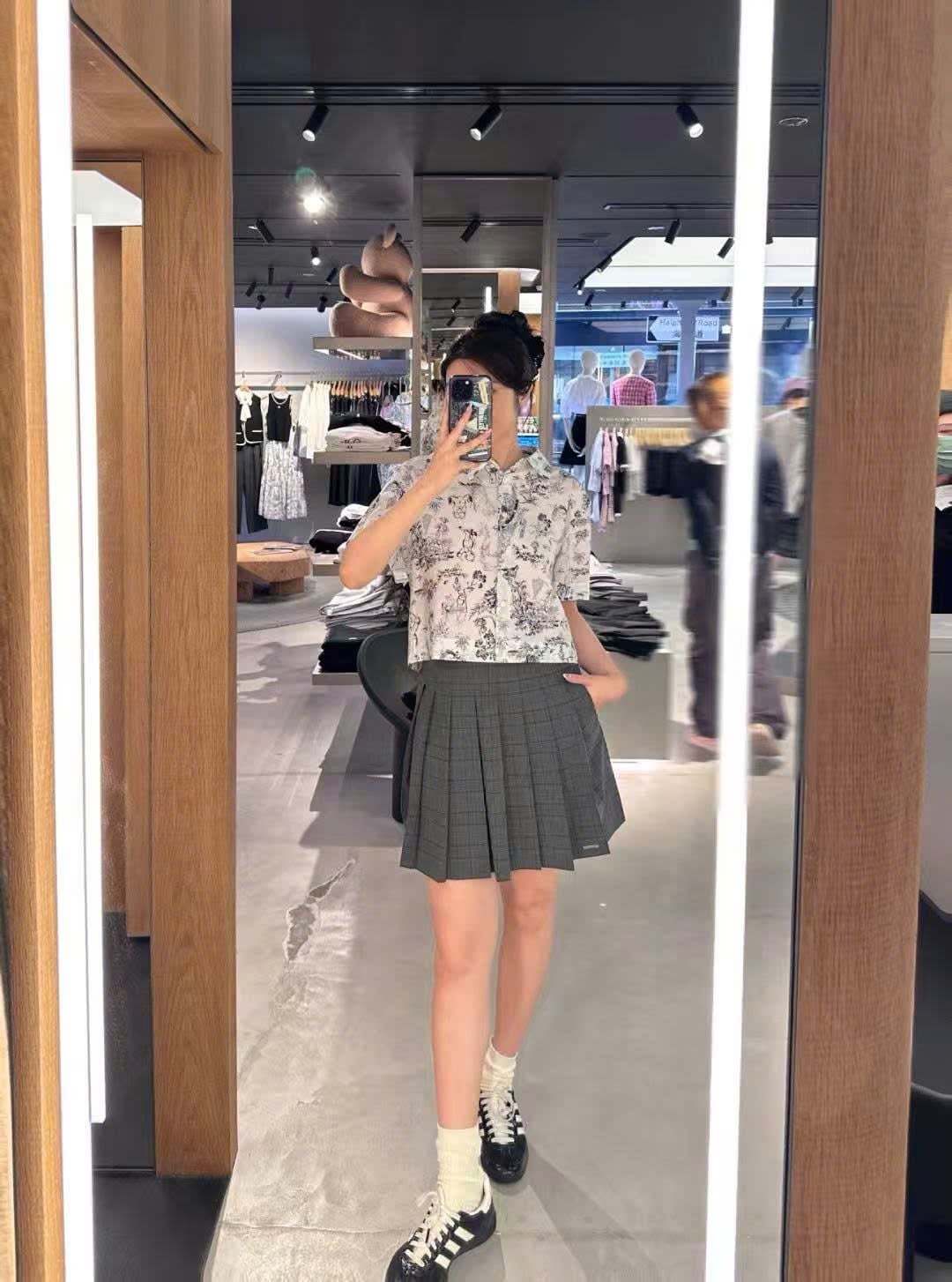  Chân váy ngắn ghi xếp ly kẻ logo 