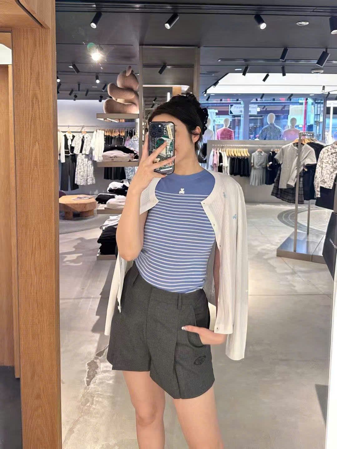  Áo CDG trắng kẻ sọc dọc, họa tiết gấu xanh 