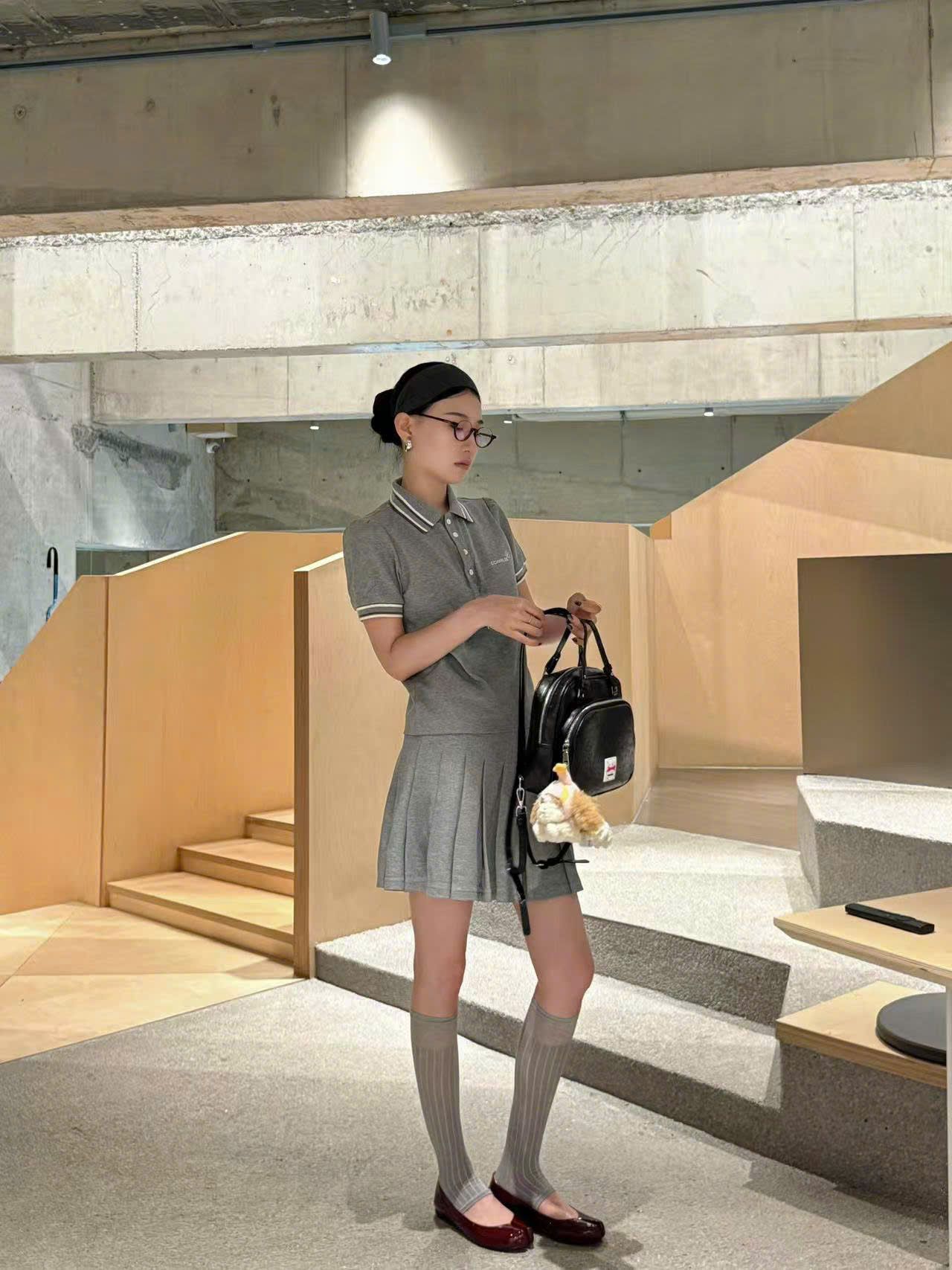  Chân váy ngắn ghi xám xếp ly - cạp chữ trắng 