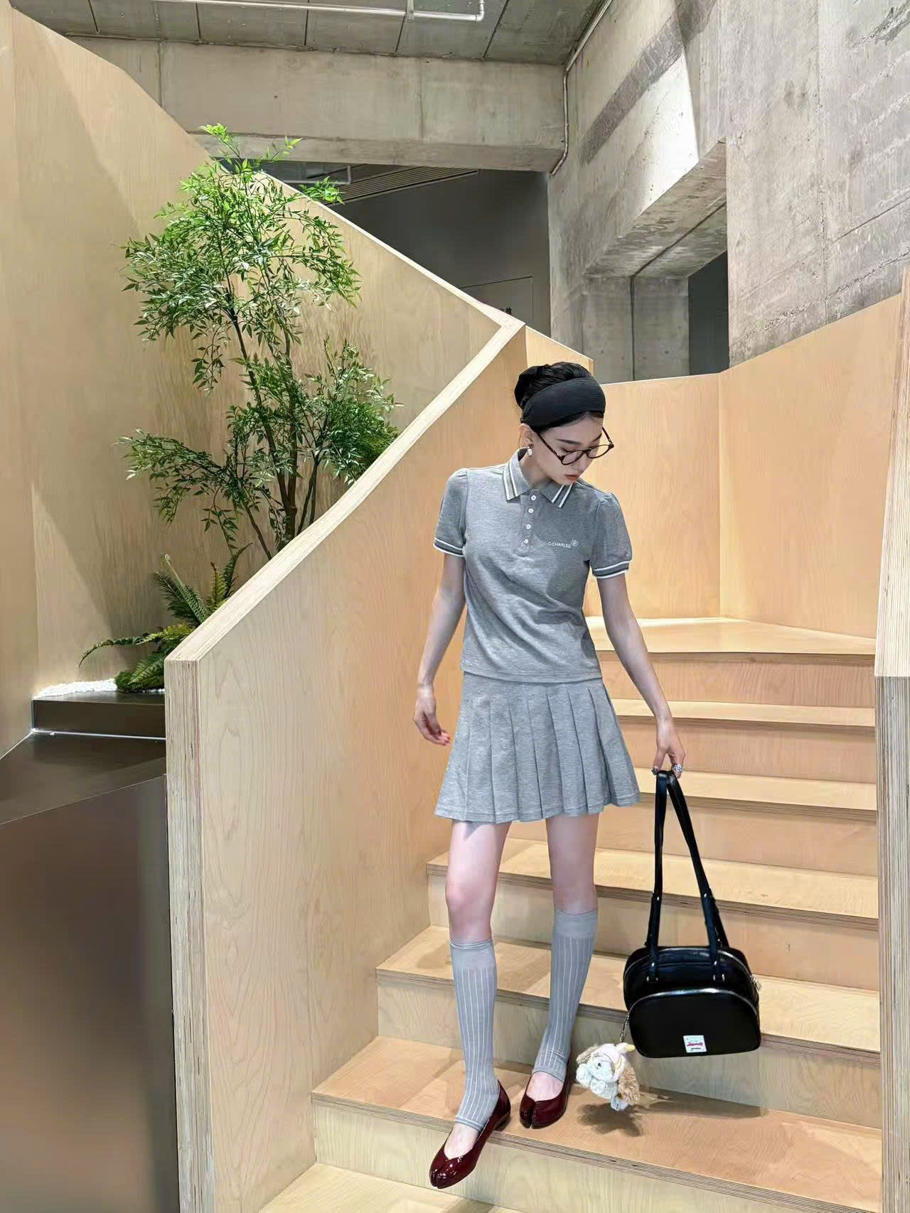  Chân váy ngắn ghi xám xếp ly - cạp chữ trắng 