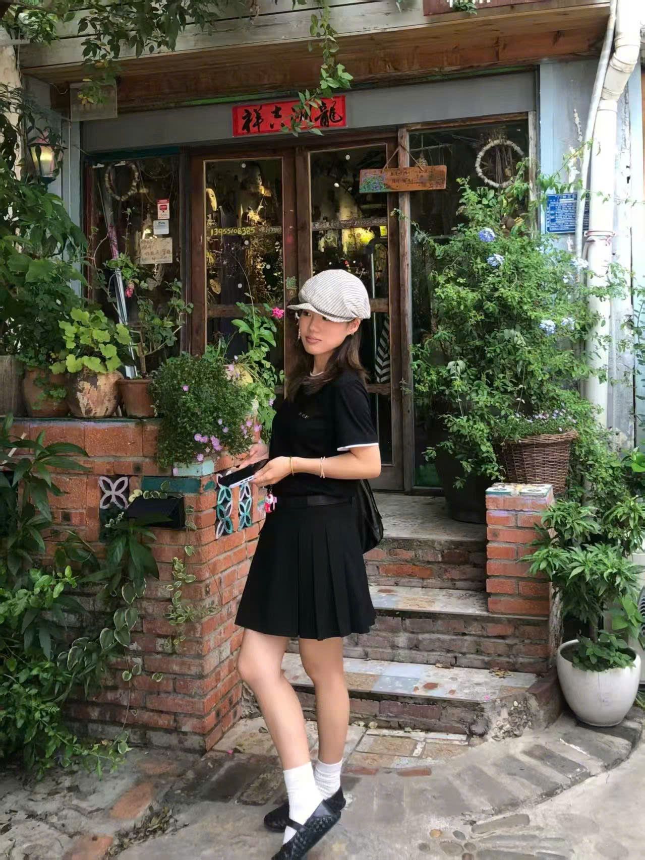  Chân váy ngắn xòe đen, kèm Belt da 