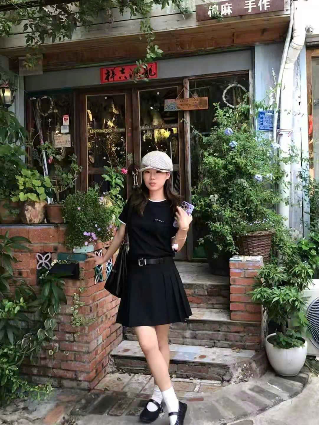  Áo phông đen - viền trắng 