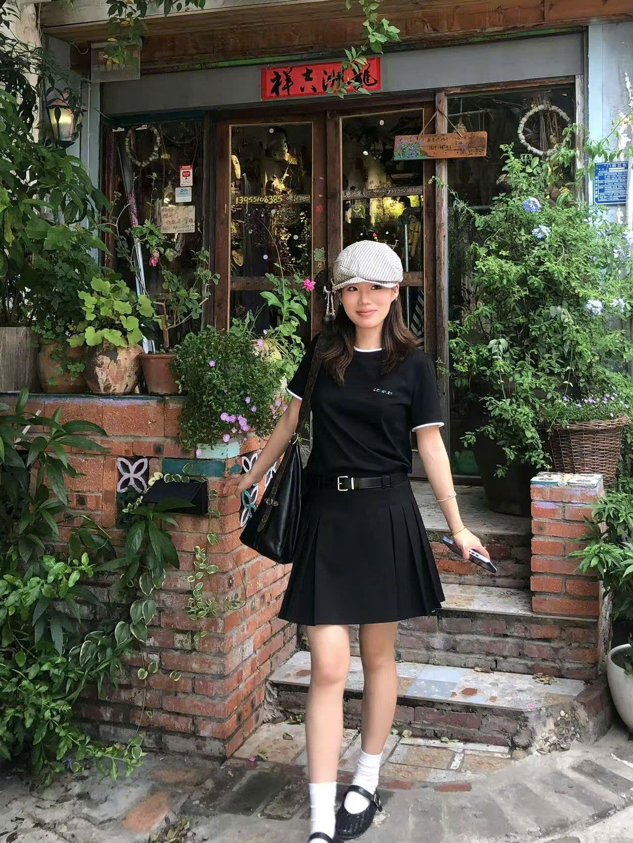  Chân váy ngắn xòe đen, kèm Belt da 