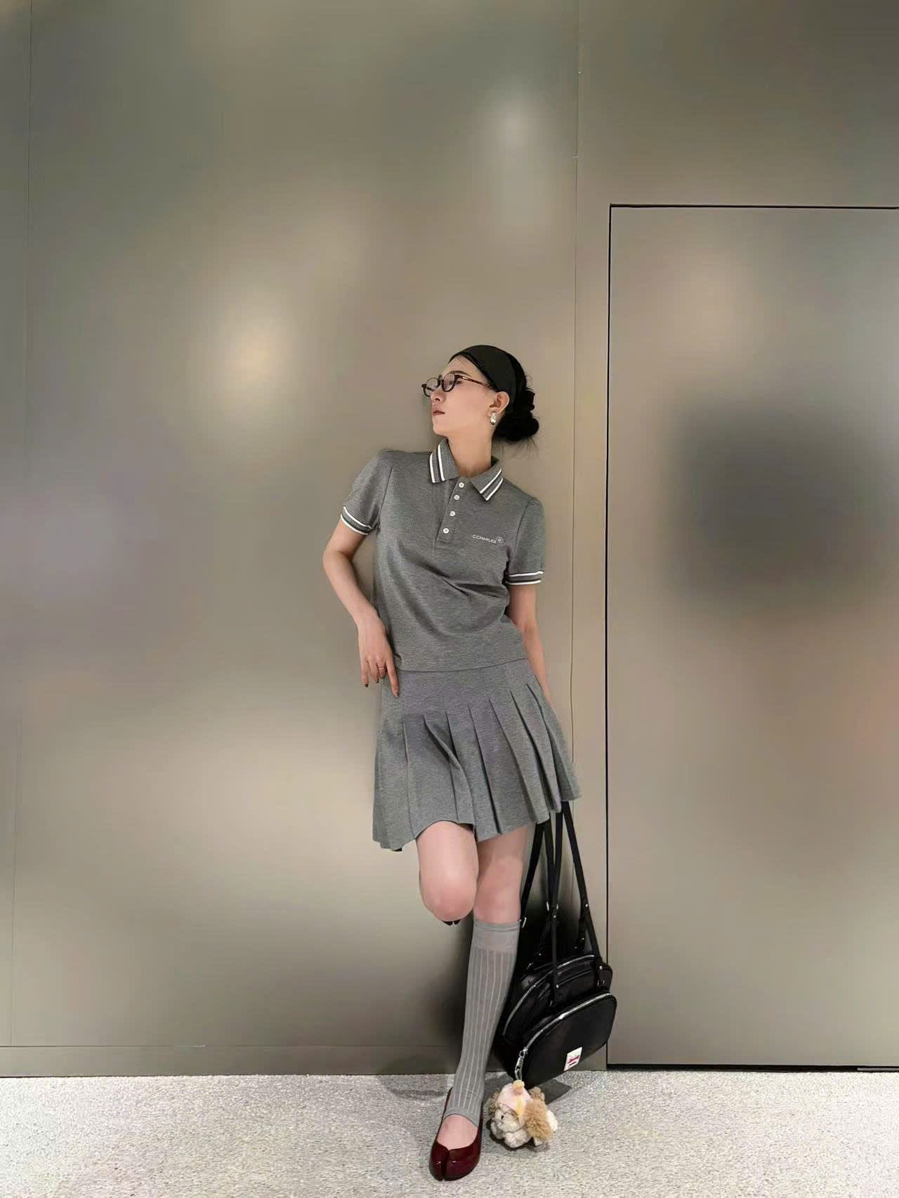  Chân váy ngắn ghi xám xếp ly - cạp chữ trắng 