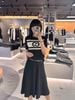  Chân váy xòe dài đen, cạp thun logo chữ chạy 