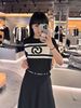  Chân váy xòe dài đen, cạp thun logo chữ chạy 