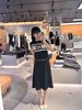  Chân váy xòe dài đen, cạp thun logo chữ chạy 