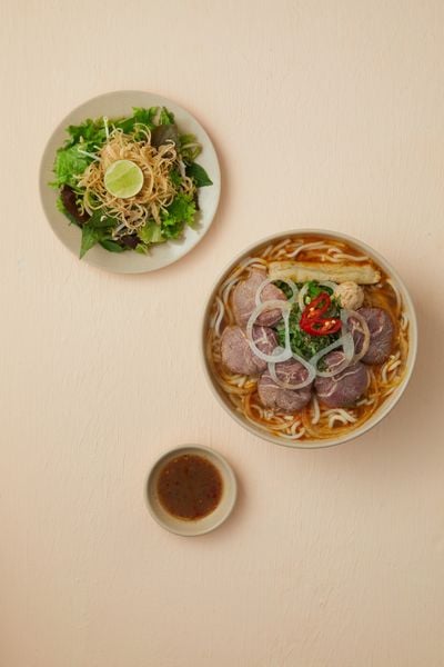  Bún Bò Tái Bắp Hoa 