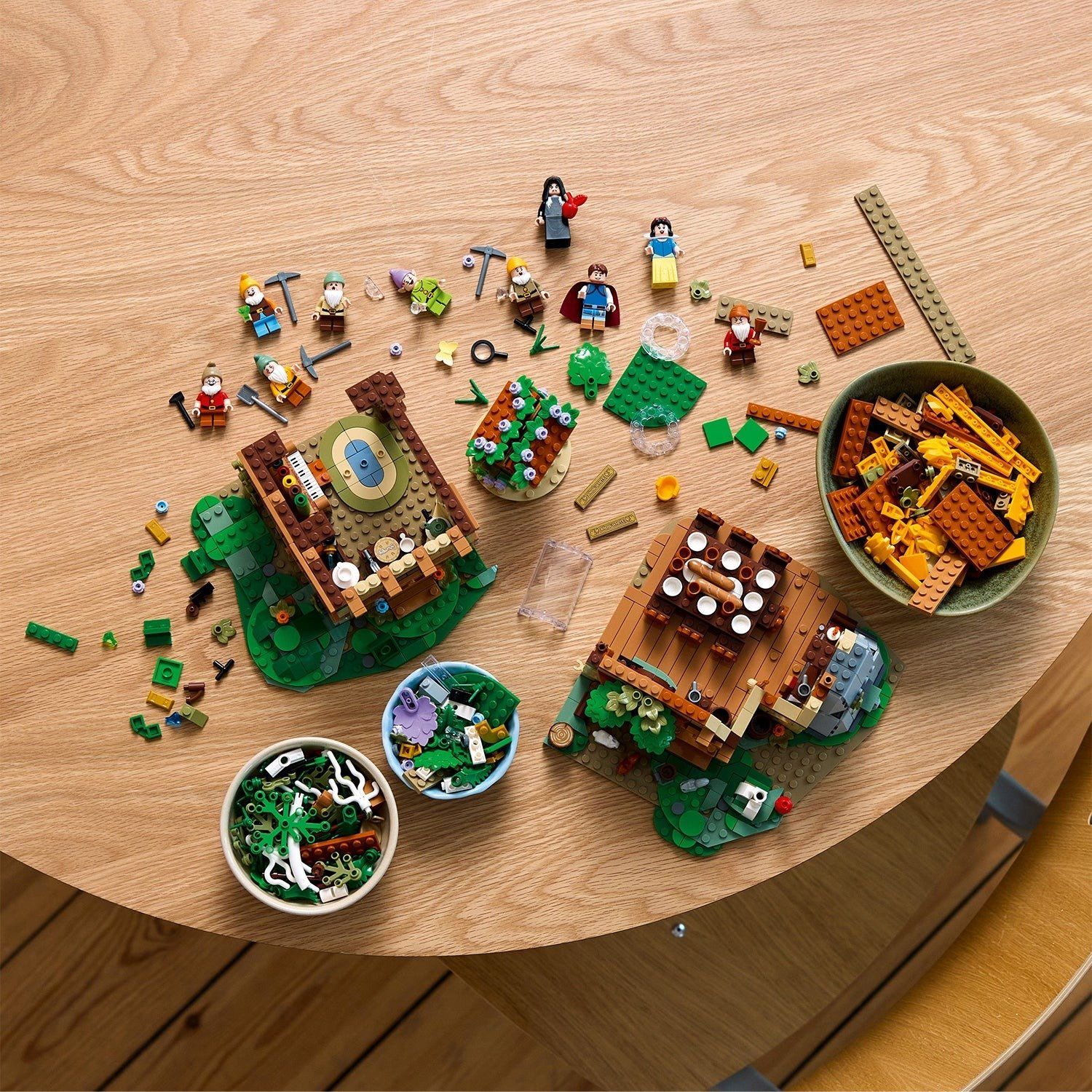  Lego Disney Snow White and the Seven Dwarfs' Cottage Ngôi Nhà Bạch Tuyết Và 7 Chú Lùn 43242 
