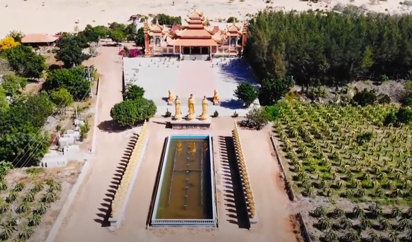  Đài phun nước tại Chùa Bình Nhơn, Bàu Trắng, Phan Thiết 