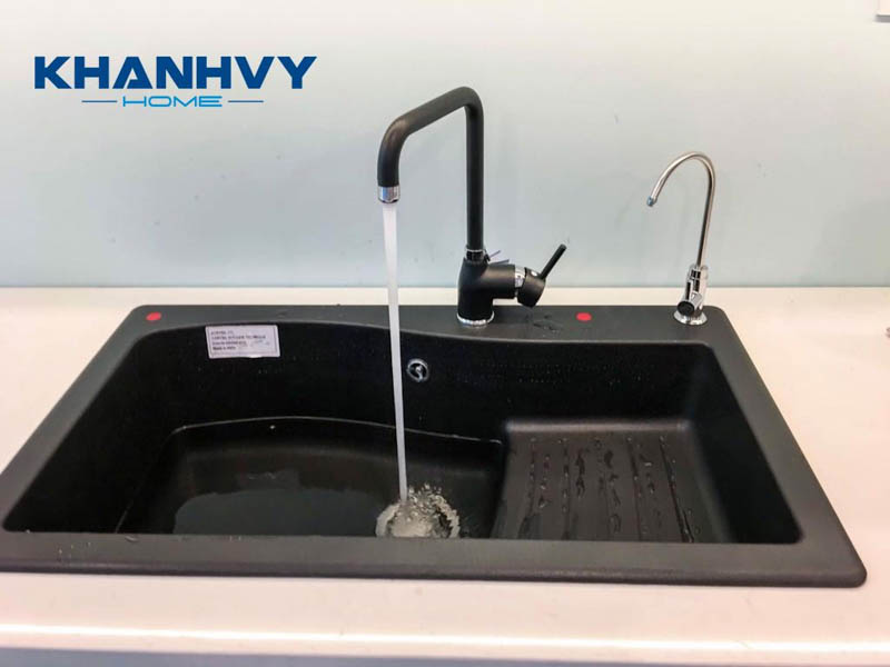 Chậu rửa chén bát là vật dụng không thể thiếu trong căn bếp