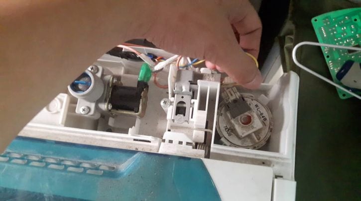 Đứt đường dây điện từ phao đến bo mạch điện tử  