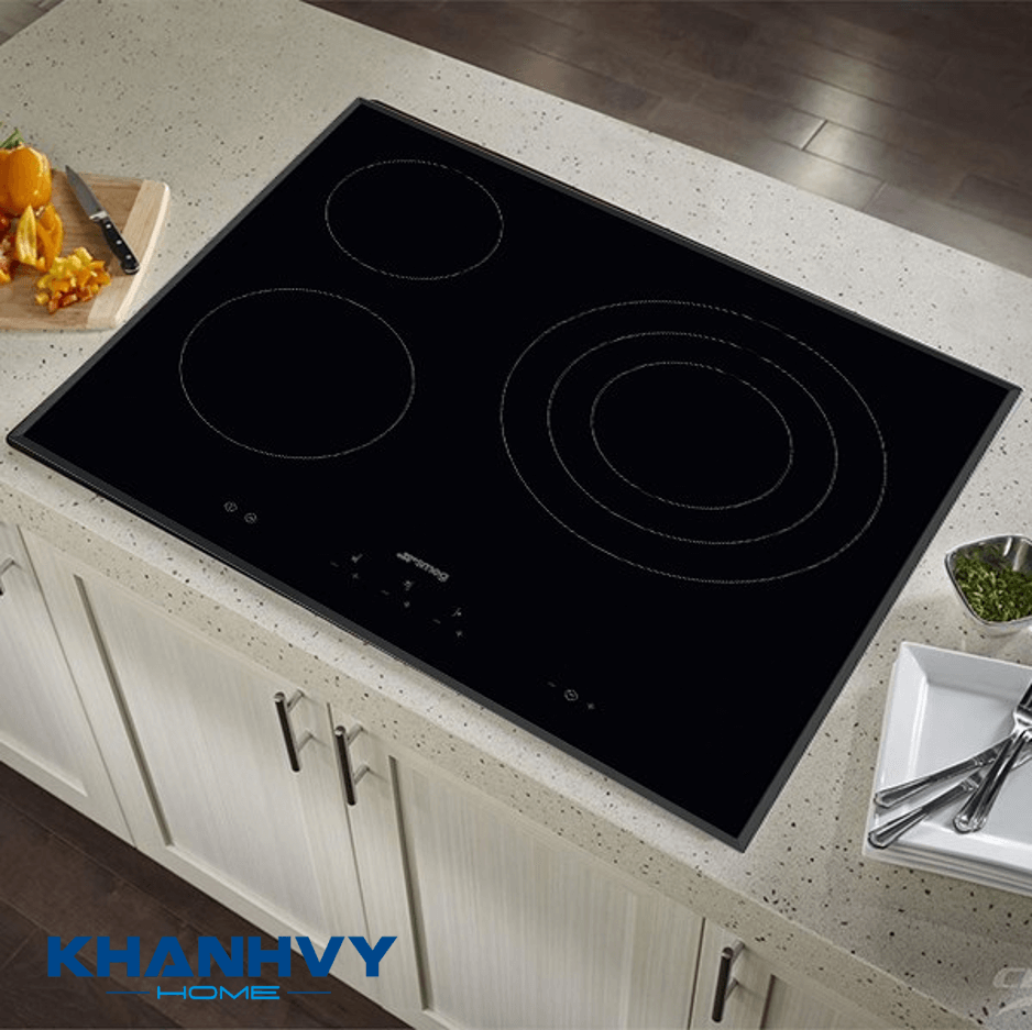 Bếp điện SMEG SE363ETB 536.64.101 là lựa chọn được người tiêu dùng ưu tiên nhờ thiết kế sang trọng, hiện đại chuẩn phong cách Ý, cùng nhiều tính năng hiện đại giúp việc nấu nướng trở nên nhanh gọn và thơm ngon hơn