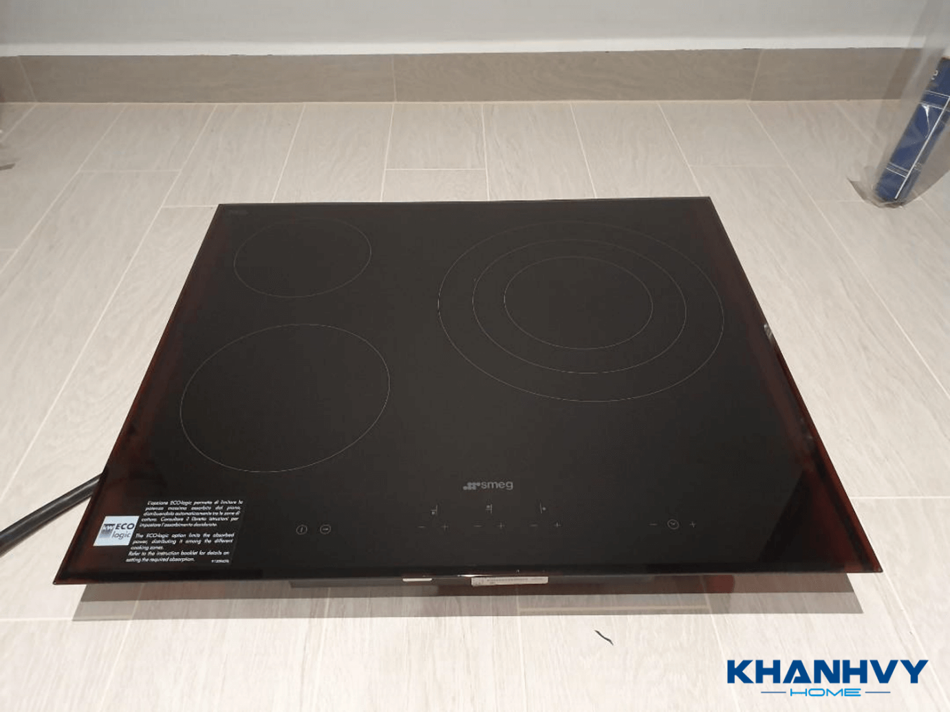 Mặt bếp được làm từ kính Ceramic chịu lực cao cấp, bền với nhiệt và chống trầy xước tốt, đồng thời dễ vệ sinh lau chùi