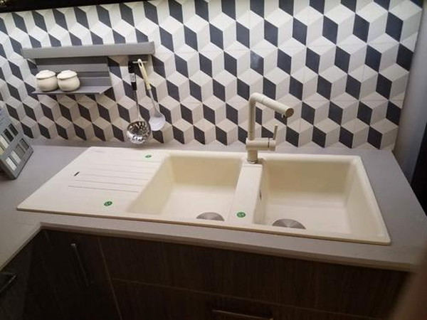 Vòi rửa chén Blancolinus S 565.68.650 được thiết kế dạng chữ L theo xu hướng tối giản nhưng tinh tế và sang trọng