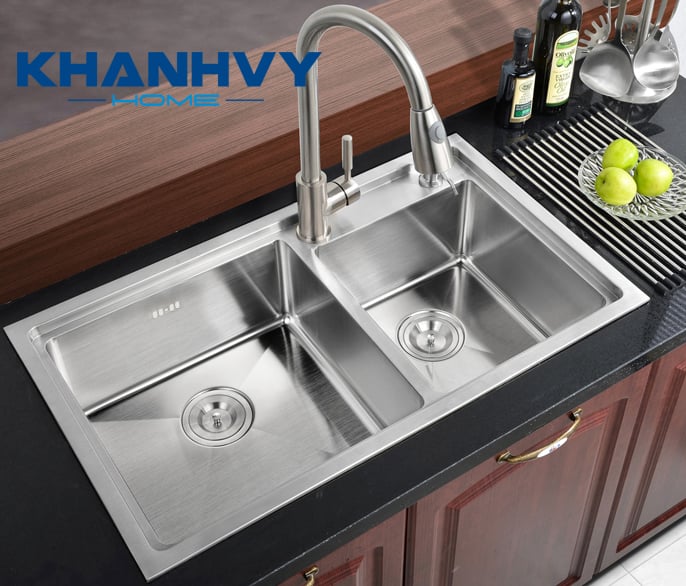 Nên dùng chất tẩy rửa chuyên dụng để vệ sinh chậu rửa cũng như các vật dùng bằng inox khác