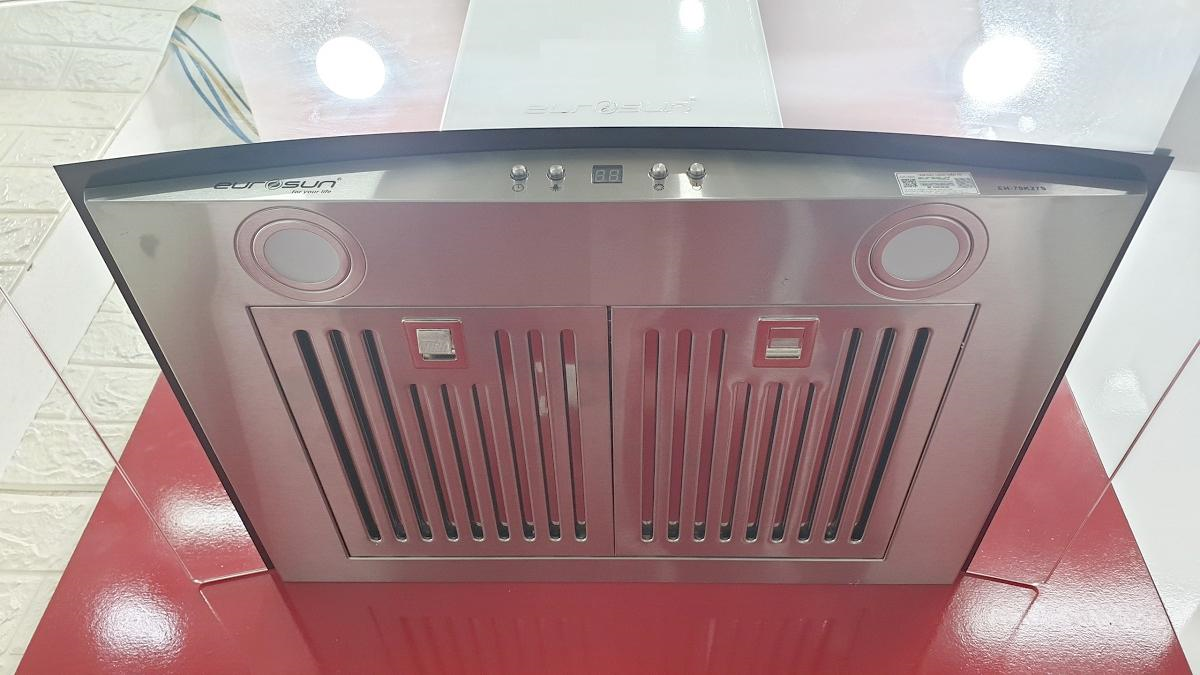 Lưới lọc của máy hút mùi Eurosun EH-70K27S dễ dàng vệ sinh