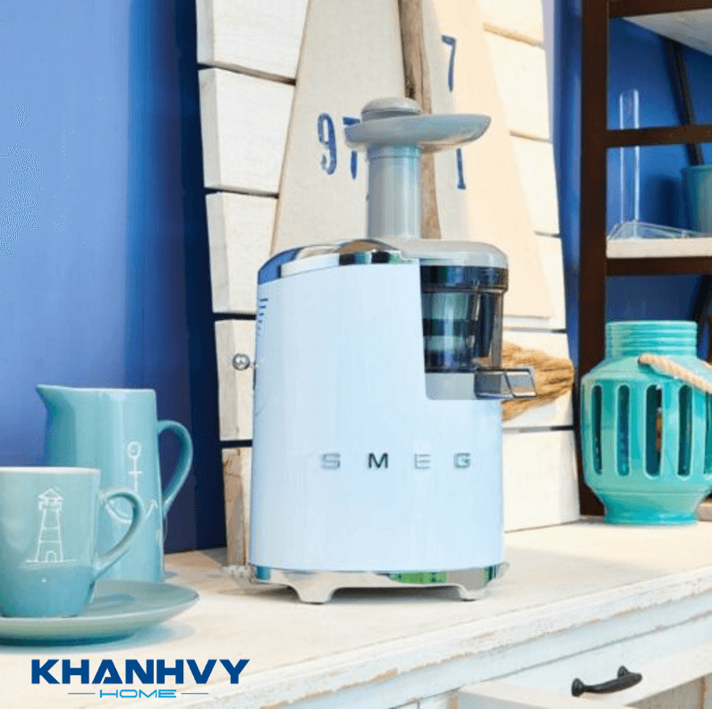 Máy ép chậm SMEG SJF01PBEU 535.43.628 là sản phẩm của thương hiệu Smeg – Ý, sản xuất tại Hàn Quốc do đó đảm bảo chất lượng cũng như thiết kế thời thượng