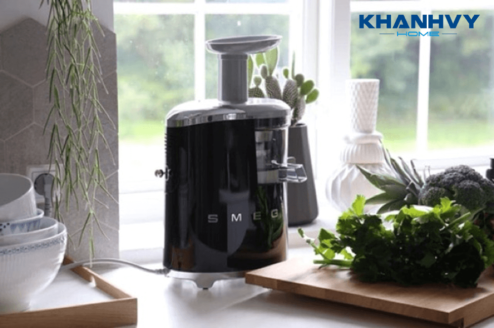 Máy ép chậm SMEG SJF01BLEU 535.43.621 là sản phẩm của thương hiệu Smeg – Ý, sản xuất tại Hàn Quốc do đó đảm bảo chất lượng cũng như thiết kế thời thượng