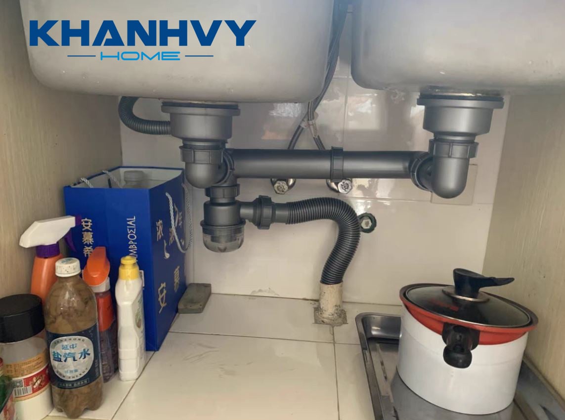 Phía dưới bồn rửa bát