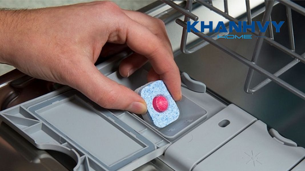 Dùng chất tẩy rửa phù hợp với nước máy rửa chén