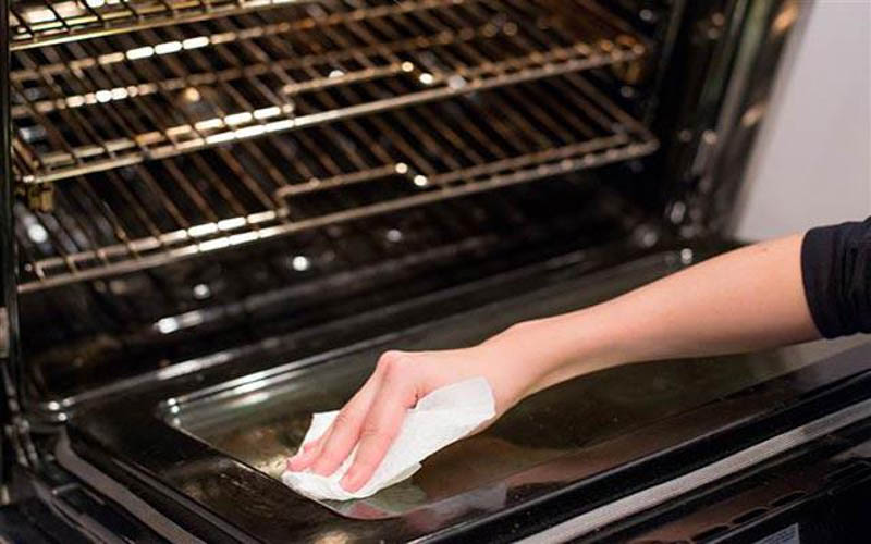 Sau khi làm sạch, dùng khăn mềm lau khô cho độ sáng bóng như mới  