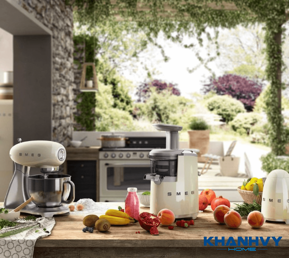 Máy ép chậm SMEG SJF01CREU 535.43.625 là lựa chọn được người tiêu dùng ưu tiên nhờ thiết kế sang trọng, hiện đại cùng nhiều tính năng hỗ trợ việc chế biến nguyên liệu, thực phẩm một cách hoàn hảo
