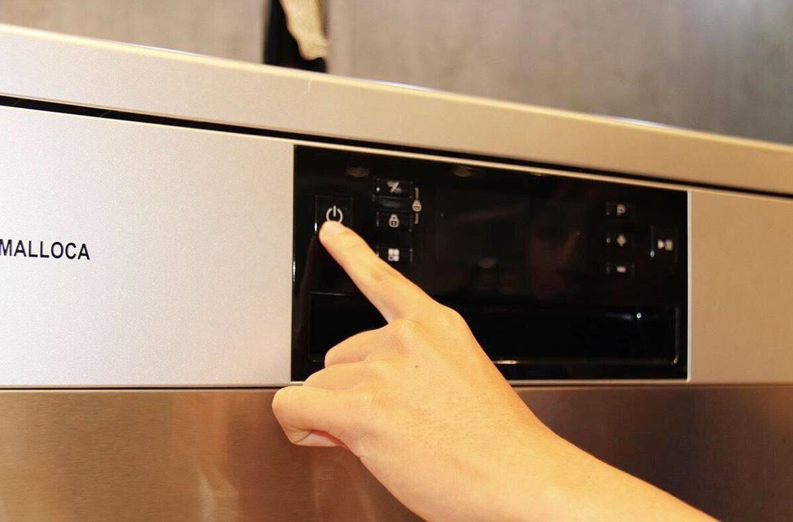 Thao tác sử dụng dễ dàng với máy rửa chén WQP12-J7223A E5