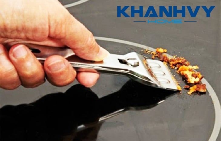 Tháo bỏ các phụ kiện trong khoang lò nướng trước khi vệ sinh bên trong lò