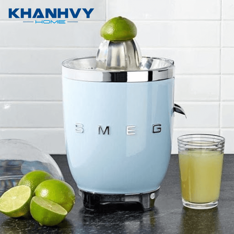 Máy vắt cam SMEG CJF01PBEU 535.43.648 được nhiều chị em nội trợ lựa chọn nhờ thiết kế nhỏ gọn và sang trọng, vô cùng nổi bật trong nhà bếp hiện đại