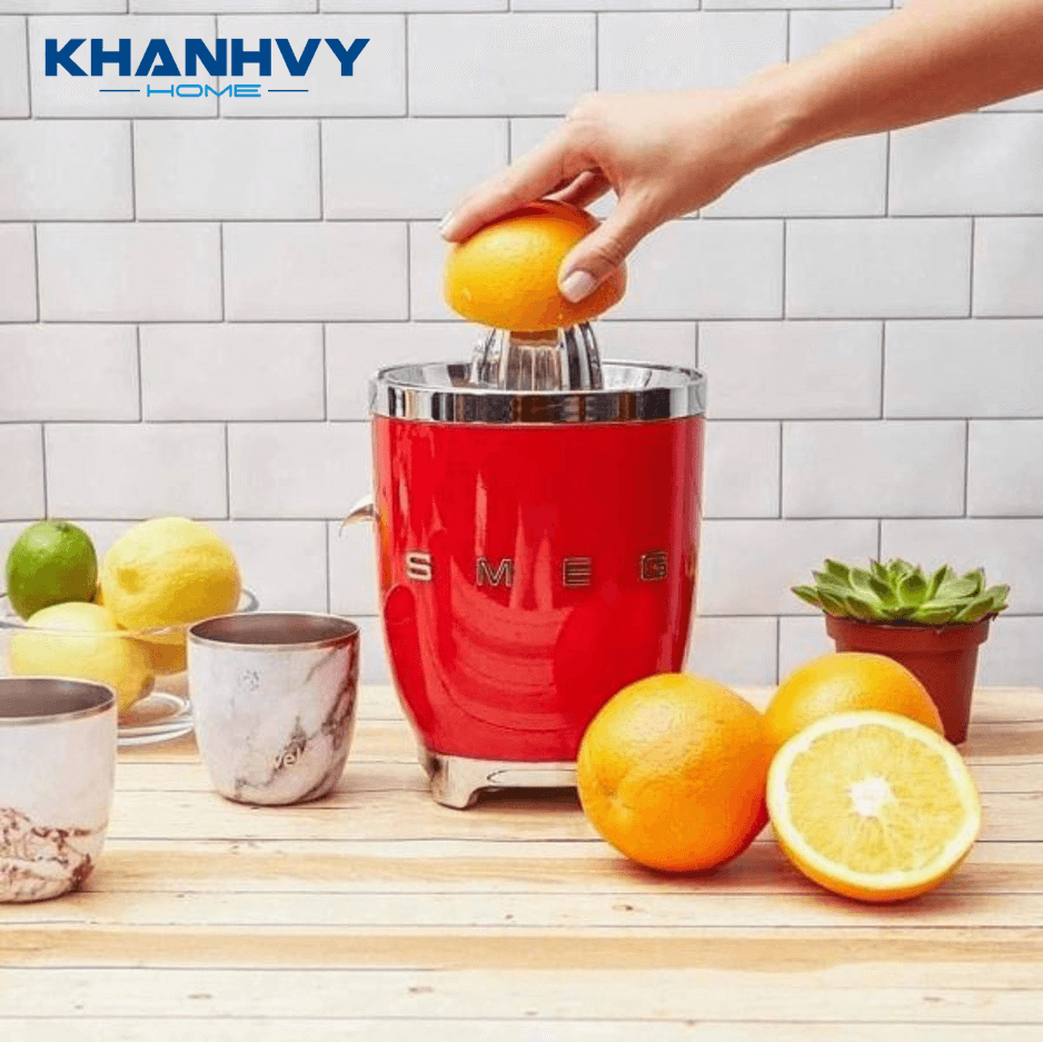 Máy vắt cam SMEG CJF01RDEU 535.43.649 được nhiều chị em nội trợ lựa chọn nhờ thiết kế nhỏ gọn và sang trọng, vô cùng nổi bật trong nhà bếp hiện đại