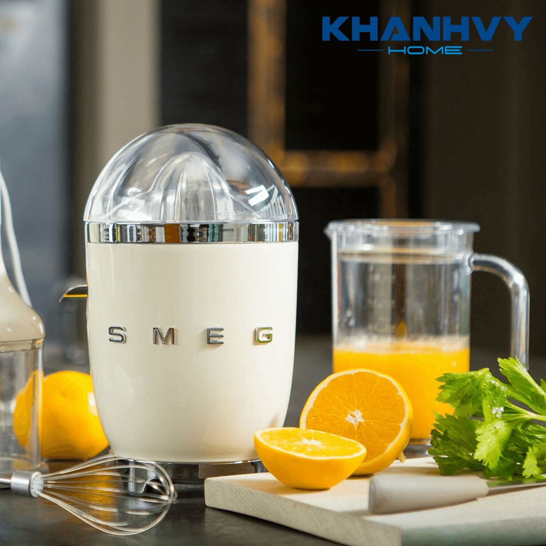 Máy vắt cam SMEG CJF01CREU 535.43.645 được nhiều chị em nội trợ lựa chọn nhờ thiết kế nhỏ gọn và sang trọng, vô cùng nổi bật trong nhà bếp hiện đại