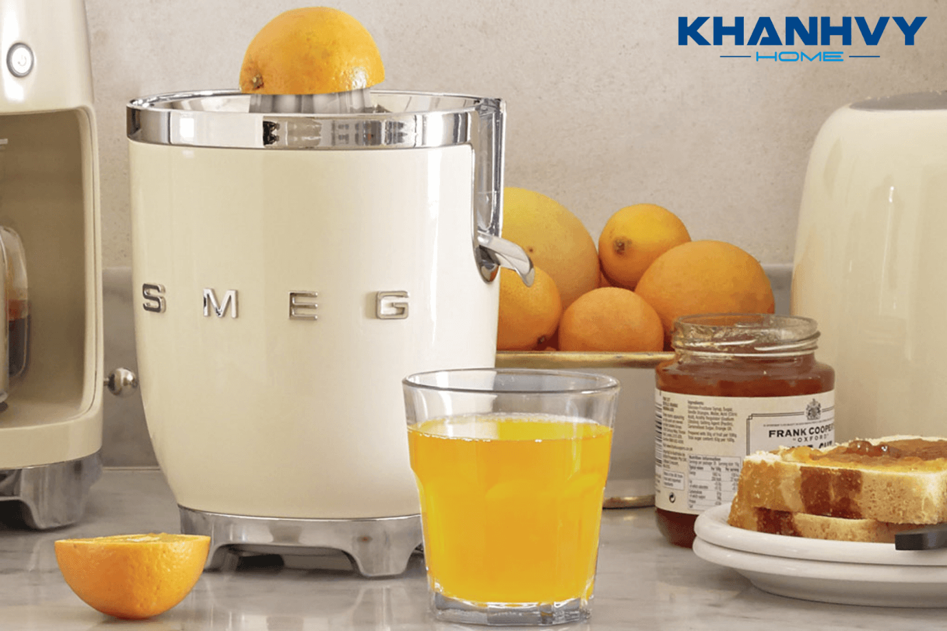 Máy vắt cam SMEG CJF01CREU 535.43.645 sở hữu thiết kế sang trọng và bắt mắt, có thể dùng để vắt ép tất cả các loại trái cây có múi một cách thuận tiện