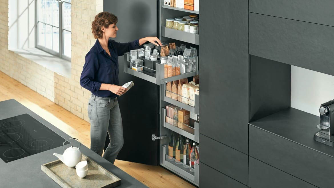 Tủ thực phẩm SPACE TOWER LEGRABOX Blum 5504313 có thể tích hợp với nhiều phụ kiện tiêu chuẩn khác