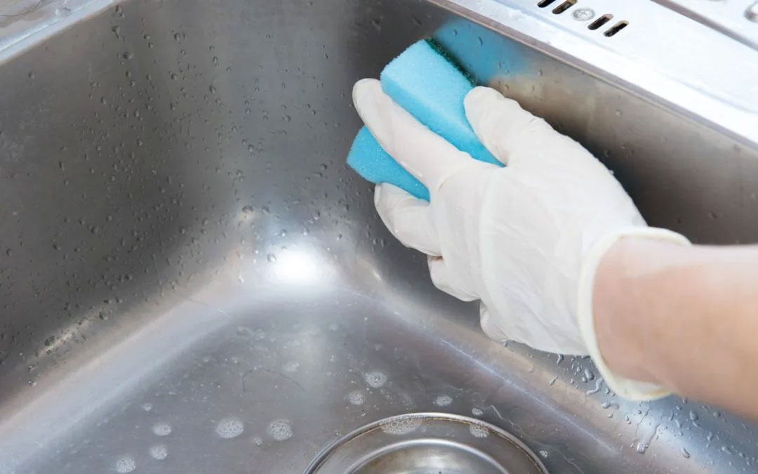 Nên vệ sinh chậu rửa bát inox bằng khăn mềm hoặc miếng bọt biển