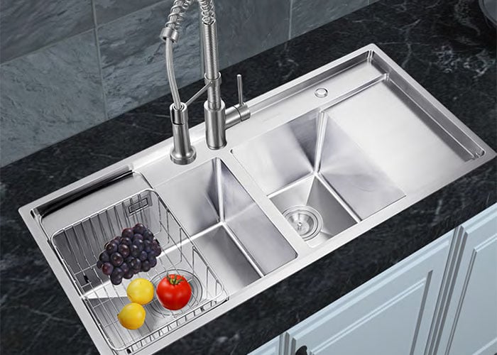 Chậu rửa bát Eurogold EUP39850 có thiết kế 2 hộc rửa và 1 cánh chờ ở bên phải