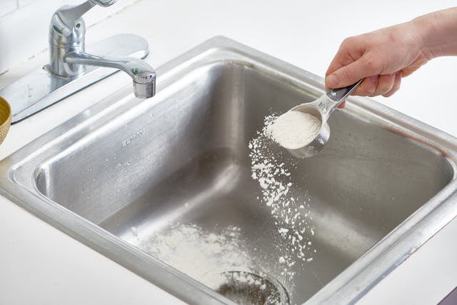 Baking soda có thể tẩy sạch mọi vết bẩn cứng đầu bám trên thành chậu rửa