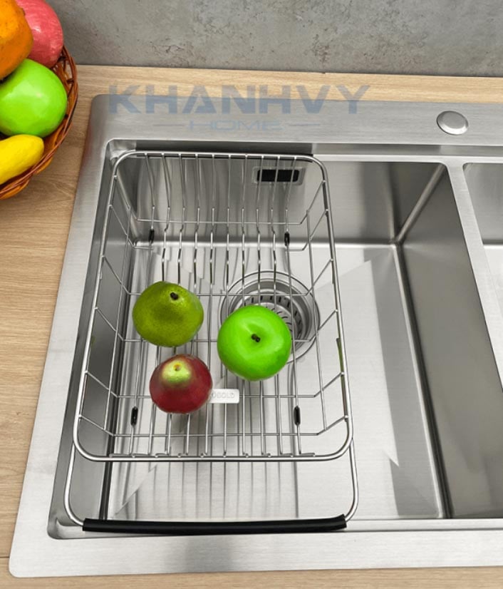 Đi kèm với chậu là khay phụ kiện bằng inox cao cấp