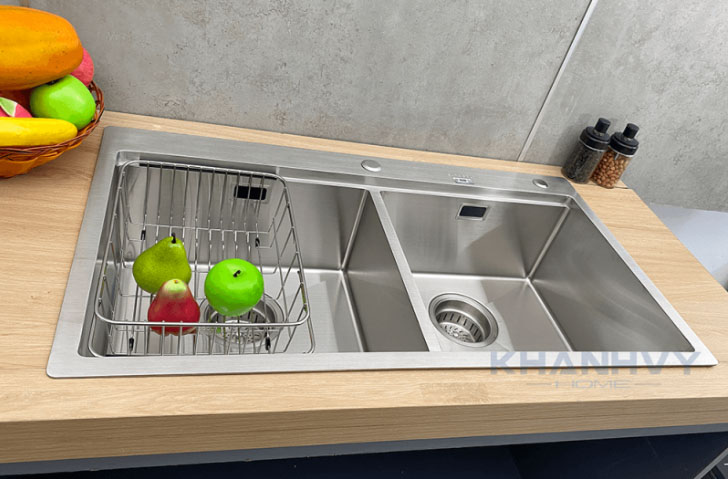Chậu có thiết kế 2 hộc rửa bằng nhau, có thể sử dụng cùng lúc