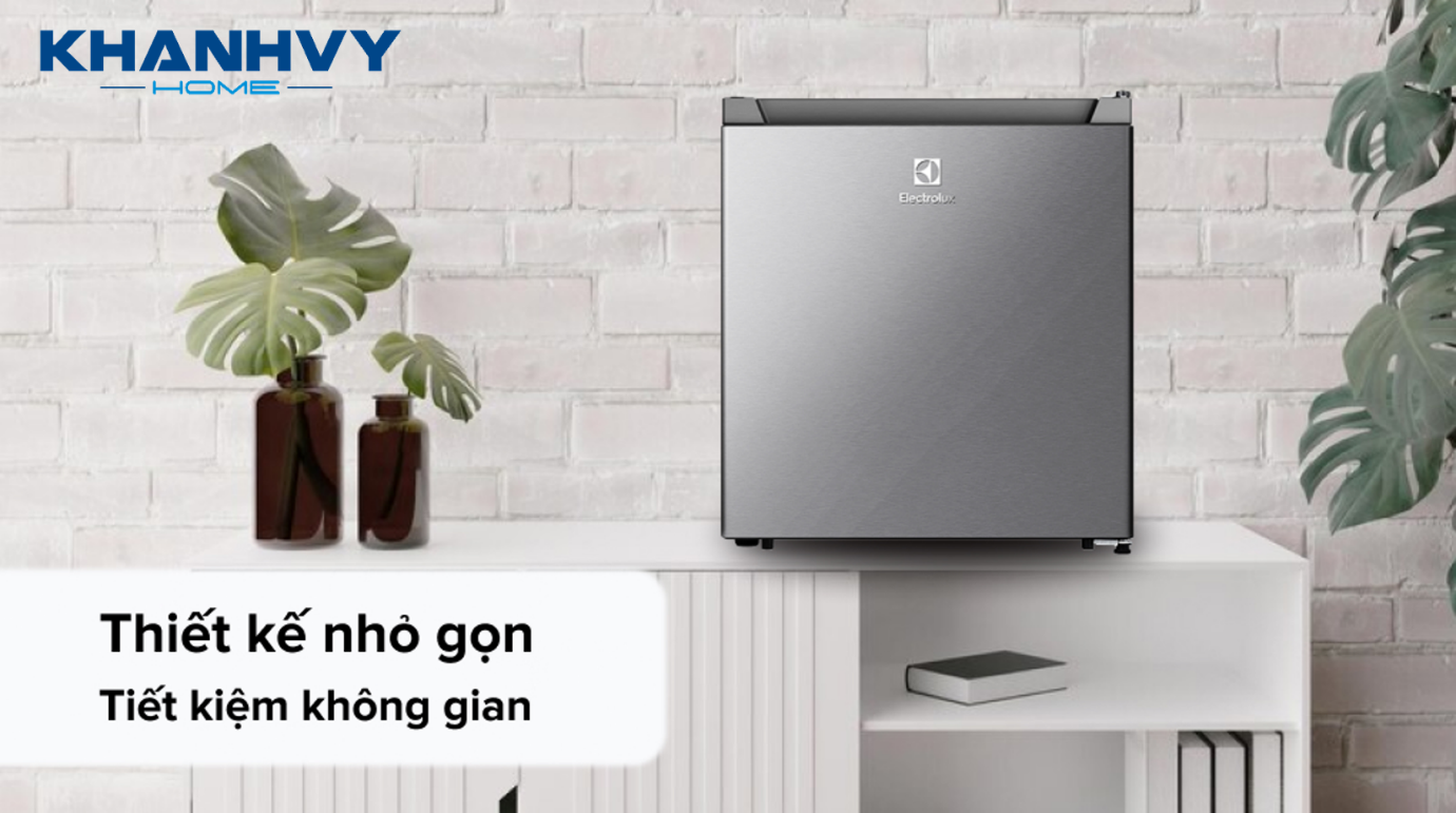 Tủ lạnh mini Electrolux EUM0500AD-VN được thiết kế nhỏ gọn, sang trọng với dung tích 45 lít, đáp ứng nhu cầu sử dụng của người độc thân hoặc gia đình ít người