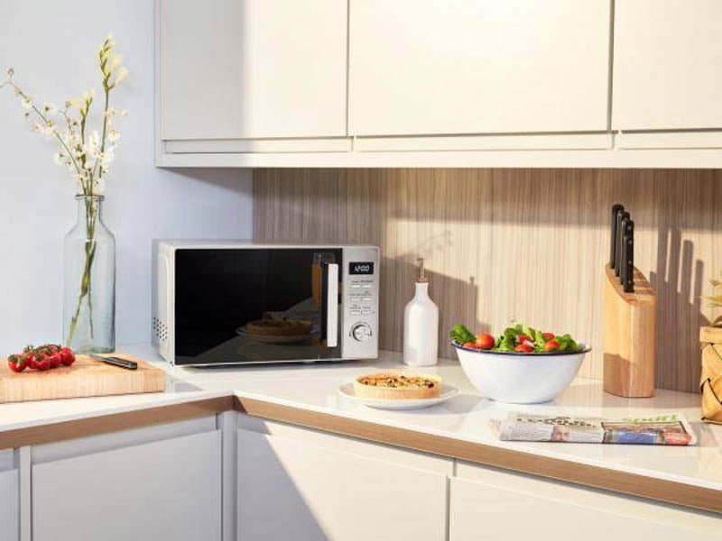 Lò nướng kết hợp vi sóng Smeg MOE25X 536.34.203 gọn gàng trong không gian bếp  