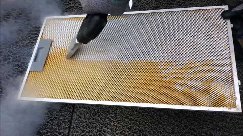 Vệ sinh tấm lưới lọc thường xuyên để đảm bảo công suất hút mùi được tốt nhất