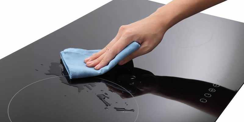  Thường xuyên sử dụng khăn mềm và dung dịch vệ sinh chuyên dụng để lau chùi giúp mặt bếp luôn sáng đẹp như mới