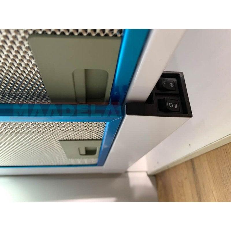 Vệ sinh tấm lưới lọc máy hút mùi âm tủ Maadela MH-60RS để đảm bảo công suất hút mùi của máy