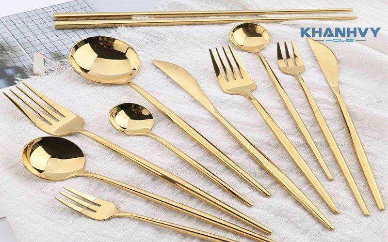 Đồ đồng mạ vàng sẽ xỉn màu nếu rửa bằng máy rửa chén