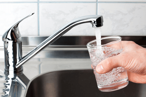 Bạn có thể chọn máy lọc dạng tủ đứng, đặt trên bàn hoặc âm tủ bếp