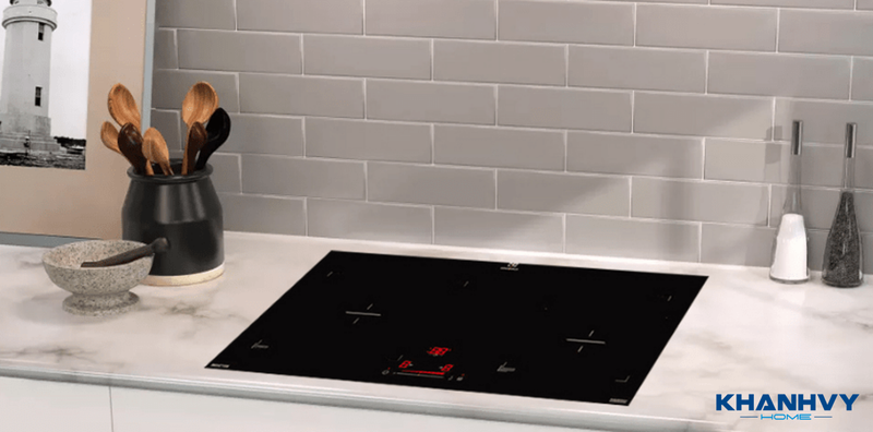 Bếp từ Electrolux EHI7325BA là lựa chọn được người tiêu dùng ưu tiên nhờ chất lượng tốt, thiết kế cao cấp, độ bền cao và tích hợp nhiều công nghệ mới hiện đại giúp nấu ăn nhanh và ngon hơn